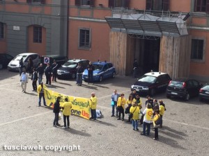 Viterbo - I dipendenti del Mercatone uno protestano a piazza del Plebiscito