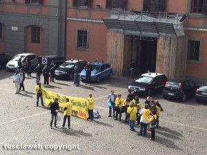 Viterbo - I dipendenti del Mercatone uno protestano a piazza del Plebiscito