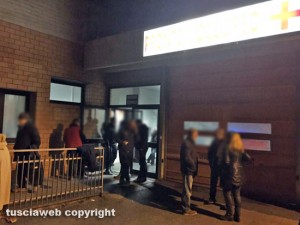 Viterbo - La fila fuori al Pronto soccorso di Belcolle