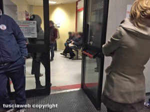 Viterbo - La fila fuori al Pronto soccorso di Belcolle