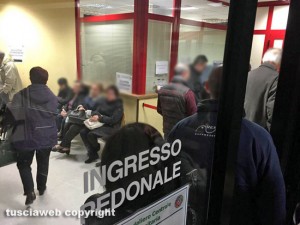 Viterbo - La fila fuori al Pronto soccorso di Belcolle