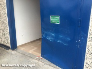 Viterbo - Centro commerciale Tuscia - La porta sfondata per rubare il bancomat