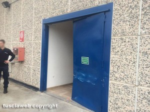Viterbo - Centro commerciale Tuscia - La porta sfondata per rubare il bancomat