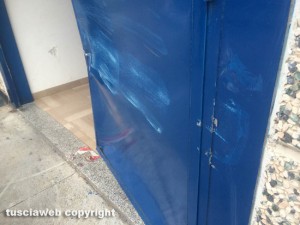 Viterbo - Centro commerciale Tuscia - La porta sfondata per rubare il bancomat