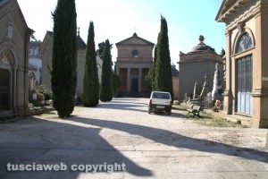 Viterbo - Il cimitero di San Lazzaro chiuso - Un'auto del comune
