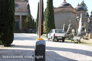 Viterbo - Il cimitero di San Lazzaro chiuso - Un'auto del comune