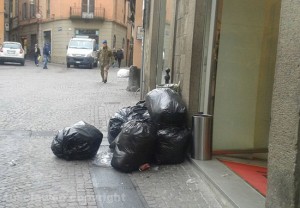 Rifiuti non raccolti al Corso