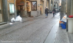 Rifiuti non raccolti al Corso