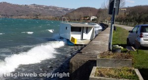 Maltempo - Lago di Bolsena - Barcone alla deriva sul lungolago di Montefiascone - Foto Ileana Nunziati