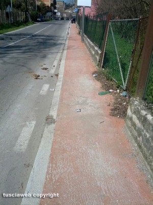 Fabrica di Roma - Il marciapiede in via Mola