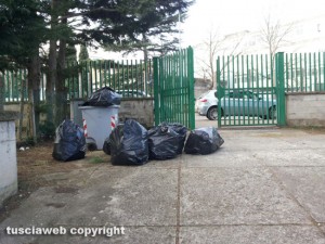 Viterbo - I rifiuti alla scuola materna dell'Ellera