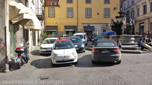 Viterbo - Auto parcheggiate a piazza delle Erbe