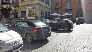 Viterbo - Auto parcheggiate a piazza delle Erbe