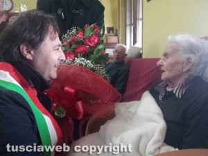Pescia Romana - La bisnonna Annita Silvestri e  il vicesindaco Luca Benni