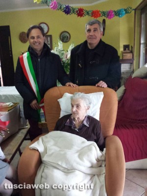 Pescia Romana - Da sinistra: il vicesindaco Luca Benni, la bisnonna Annita Silvestri e il parroco don Giovanni