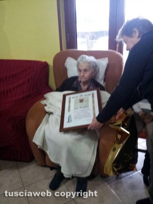Pescia Romana - La bisnonna Annita Silvestri e  il vicesindaco Luca Benni