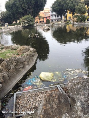 Viterbo - I rifiuti nel laghetto di Prato Giardino