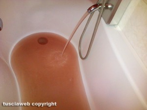 Acqua marrone dai rubinetti