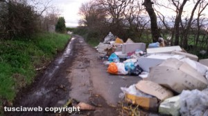 Viterbo - Rifiuti su strada Teverina