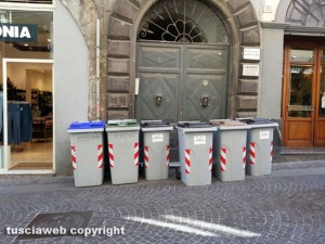 Viterbo - I secchioni della differenziata a Corso Italia