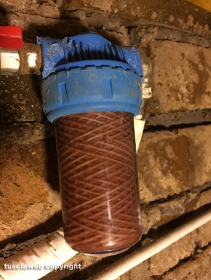 Vetralla - Un filtro dell'acqua sporco