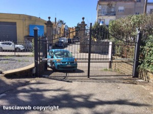 Auto parcheggiata davanti al cancello in strada Teverina