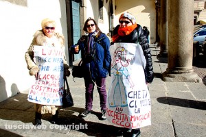 Viterbo - Attivisti in piazza per la riapertura delle ex Terme Inps