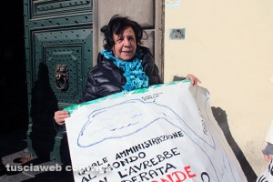 Viterbo - Attivisti in piazza per la riapertura delle ex Terme Inps