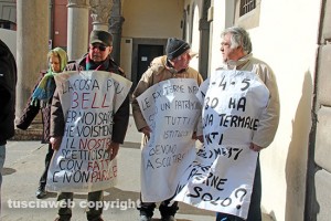 Viterbo - Attivisti in piazza per la riapertura delle ex Terme Inps
