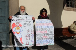 Viterbo - Attivisti in piazza per la riapertura delle ex Terme Inps