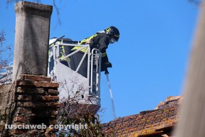 Vetralla - I vigili del fuoco spengono il rogo nel casale