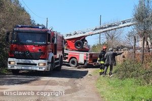 Vetralla - I vigili del fuoco spengono il rogo nel casale