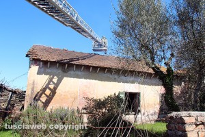 Vetralla - I vigili del fuoco spengono il rogo nel casale