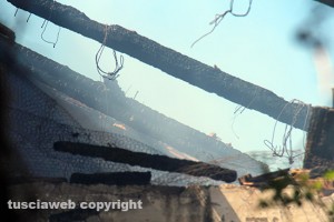 Vetralla - Il casale che ha preso fuoco a Mazzocchio 