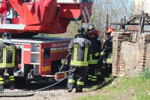Vetralla - I vigili del fuoco spengono il rogo nel casale