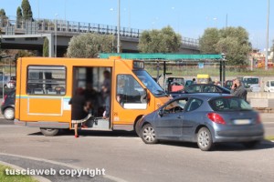 Viterbo - Frontale tra macchina e autobus all'uscita dalla Tuscanese su via Falcone e Borsellino