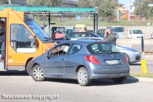 Viterbo - Frontale tra macchina e autobus all'uscita dalla Tuscanese su via Falcone e Borsellino