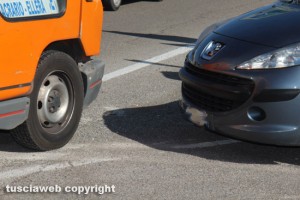 Viterbo - Frontale tra macchina e autobus all'uscita dalla Tuscanese su via Falcone e Borsellino