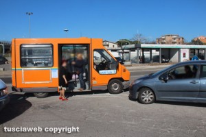 Viterbo - Frontale tra macchina e autobus all'uscita dalla Tuscanese su via Falcone e Borsellino