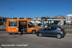 Viterbo - Frontale tra macchina e autobus all'uscita dalla Tuscanese su via Falcone e Borsellino