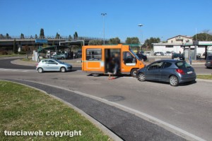 Viterbo - Frontale tra macchina e autobus all'uscita dalla Tuscanese su via Falcone e Borsellino