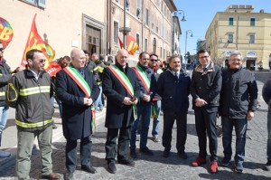 Tarquinia - Il sindaco Mazzola con i rappresentanti regionali e i vigili del fuoco