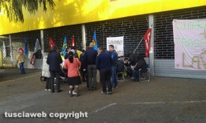 Lavoratori in sciopero di fronte al Mercatone