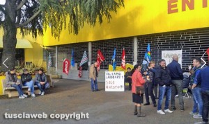Lavoratori in sciopero di fronte al Mercatone