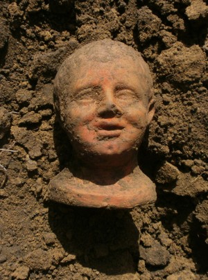 Narce - Le maschere in terracotta ritrovate durante gli scavi al santuario