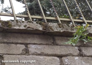 Viterbo - Invasione di rughe nel terreno vicino a un condominio di via Marescotti