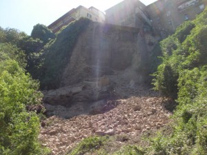 Ronciglione - Il crollo del 2008 di parte delle mura di rinforzo della Rupe del Rio Vicano in Via Garibaldi
