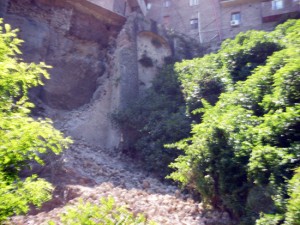 Ronciglione - Il crollo del 2008 di parte delle mura di rinforzo della Rupe del Rio Vicano in Via Garibaldi