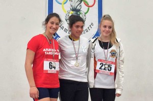 Una ragazza dell'Atletica '90 Tarquinia sul podio