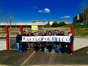 Il flash mob davanti all'asilo nido di Santa Barbara